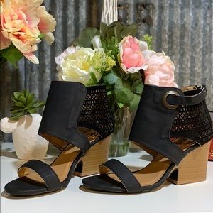 Black trendy heels!